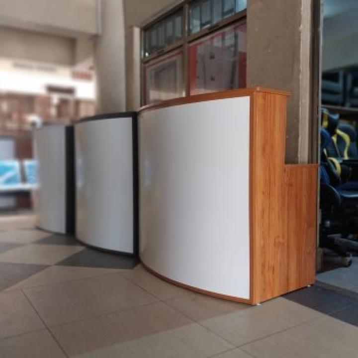 Curved office reception desk - 1.4 meters 