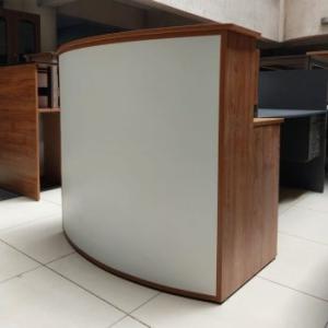 Curved office reception desk - 1.4 meters 