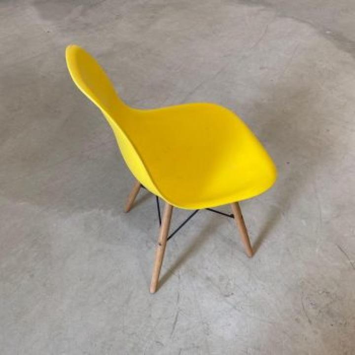 Eames Plastic Dinning Seat 