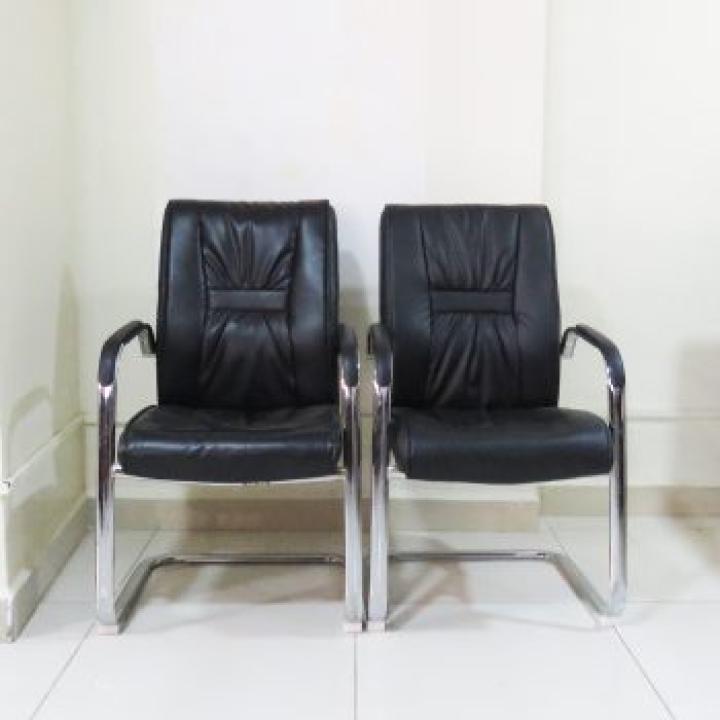 Executive leather visitor's chair -Black 